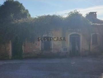 Terreno com Ruínas em Zona Tranquila e Excelente Exposição Solar
