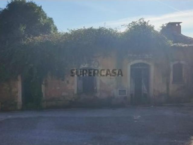 Terreno com Ruínas em Zona Tranquila e Excelente Exposição Solar