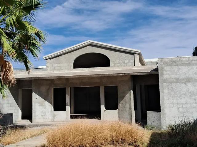 Terreno Comercial con salón de fiestas y palapa en obra gris
