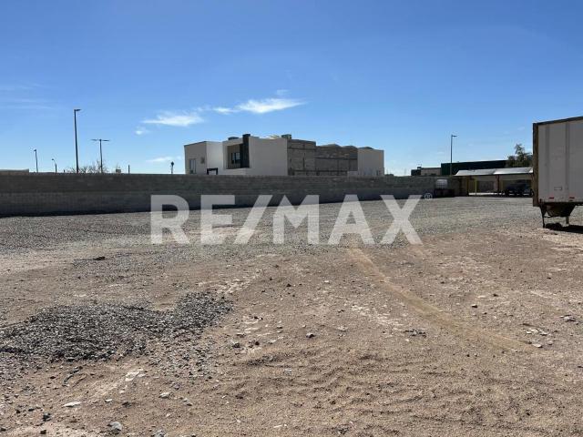 TERRENO COMERCIAL DE 2000 M2 EN RENTA FRENTE A MAUSOLEOS EN GOMEZ MORIN Y SAN FERNANDO
