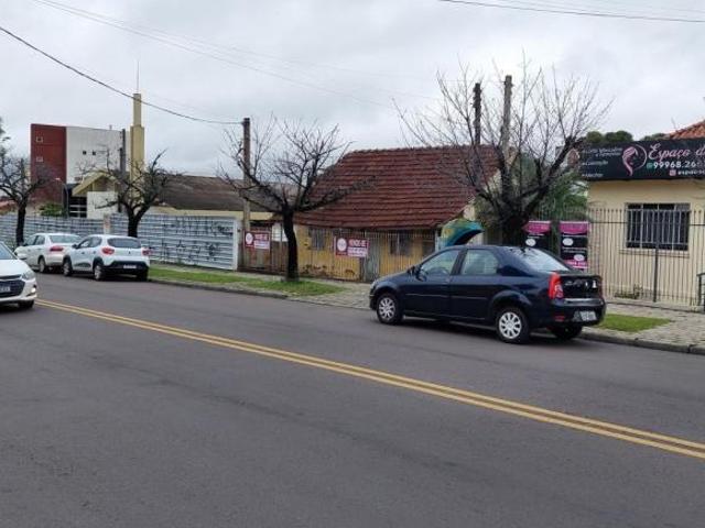 Terreno comercial na Av. Anita Garibaldi, Ahú. 1096 m2. ZR3
