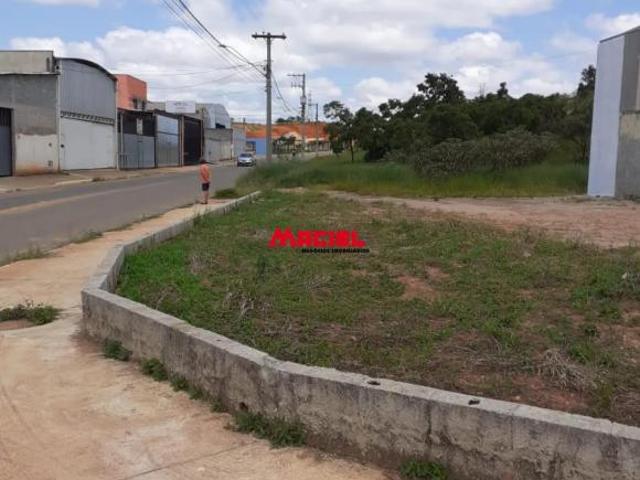 Terreno comercial Santa Júlia esquina / plano