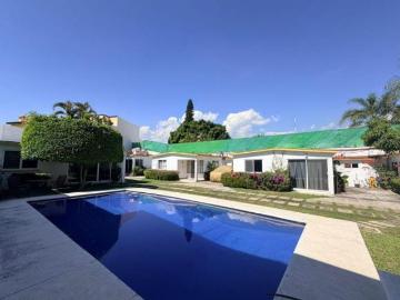 Terreno con 6 propiedades en venta