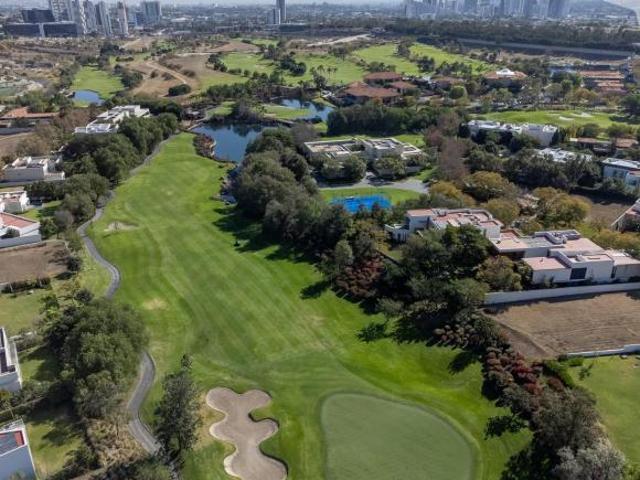 Terreno con 920 m2 de superficie en venta, Las Lomas Club Golf Primera sección