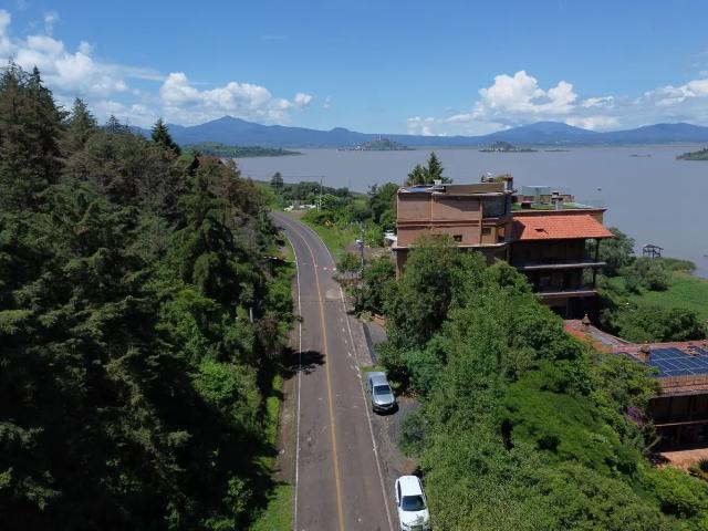 Terreno con vista al Lago de Pátzcuaro, sobre carretera, frente a hotel Ucazanaztacua