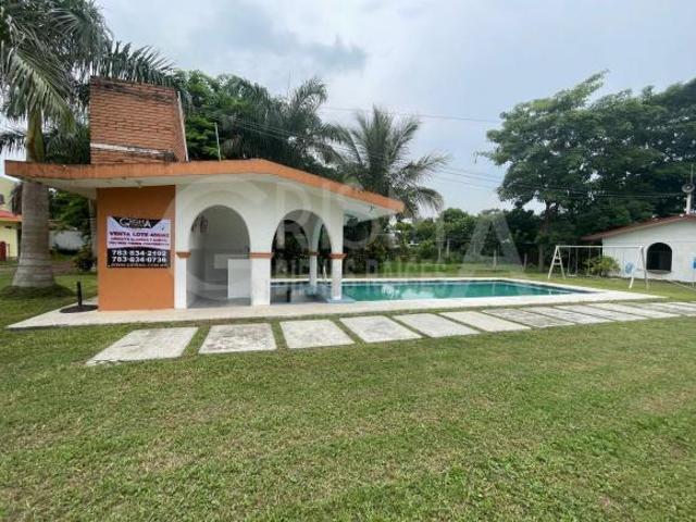 TERRENO CON ALBERCA EN PRIVADA BUGAMBILIAS