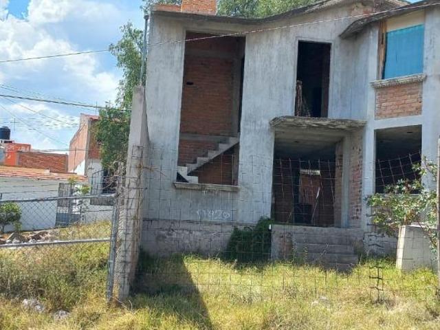 ¡TERRENO CON ATRACTIVA OBRA NEGRA EN VENTA! Ideal para constructores o proyecto