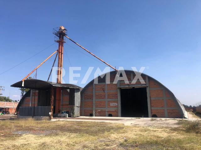 Terreno con bodegas en venta en Santa Elena