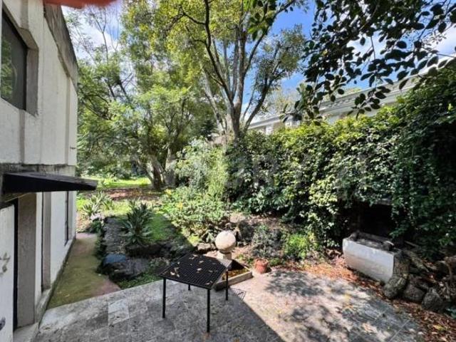 Terreno con casa para remodelar y amplio jardín en Jardines del Pedregal