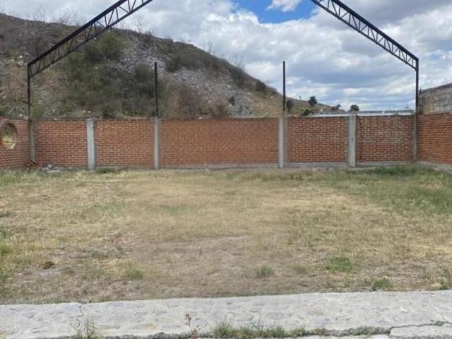 Terreno con cimientos, bardeado, con baño, cisterna y estructura para techo