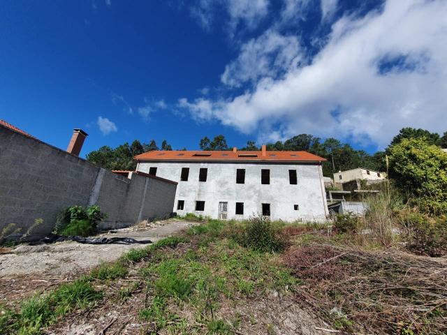 TERRENO CON CONSTRUCCIÓN CON LICENCIA Y PROYECTO PARA 7 APARTAMENTOS CON JARDIN EN O FREIXO, OUTES