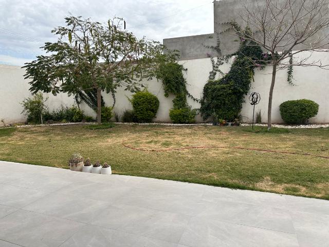 Terreno con construcción cuarto de juegos con baño junto con casa