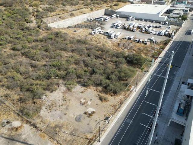 Terreno con factibilidad de uso comercial e industrial