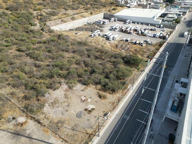 Terreno con factibilidad de uso comercial e industrial