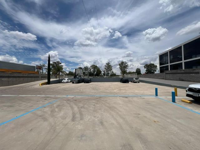 TERRENO CON OFICINAS EN VENTAno