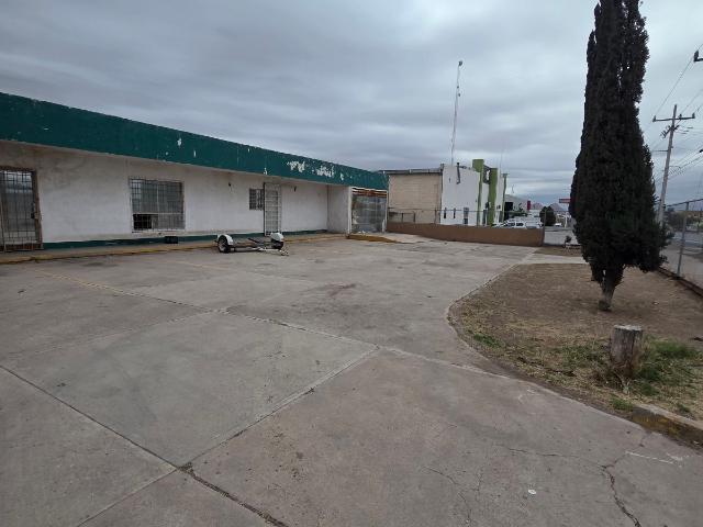 Terreno con oficinas en renta