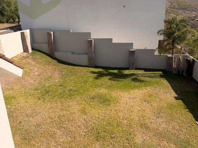 Terreno CON PENDIENTE NEGATIVA