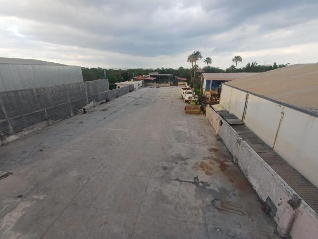 Terreno con piso reforzado, excelente para patio de trailers