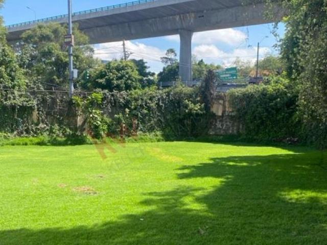 Terreno con Potencial para Centro Comercial y Usos Mixtos: 4 Frentes en Ubicación Estratégica, Zona