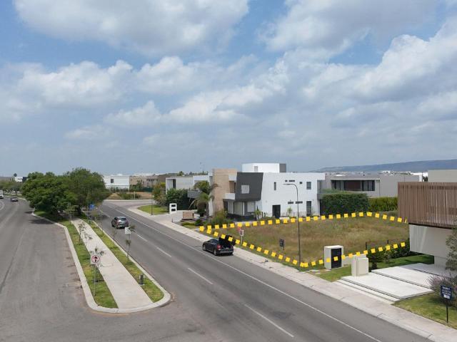 Terreno de oportunidad sobre avenida en El Campanario