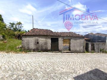 Terreno de cultura com casas de arrumação em Castanheira de Pera