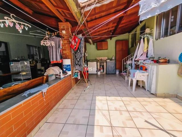 Terreno de com 02 casas e uma com planejados e área de serviço. 06 vagas de gara