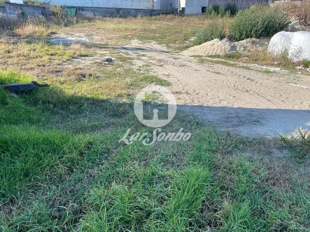 Terreno de construção com 1.600m2 em Touguinha