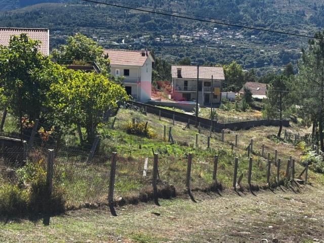 Terreno de Construção com Anexos