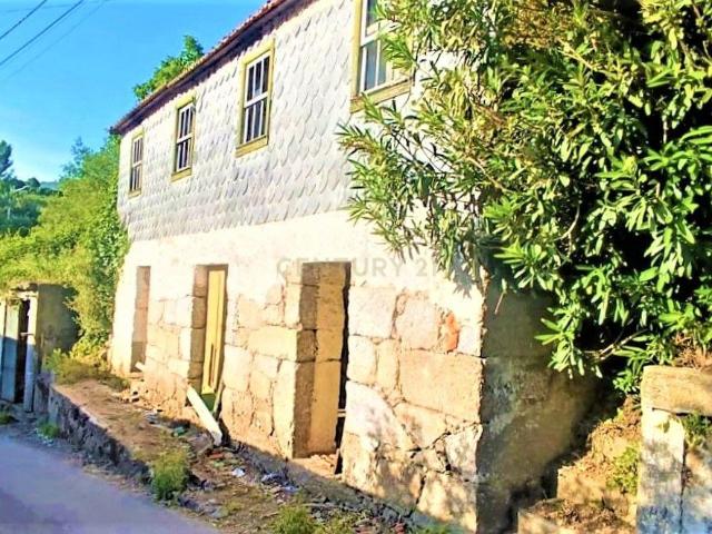 Terreno de construção e agrícola com água e grande moradia no centro de Santa Marinha do Zêzere, Baião, Porto
