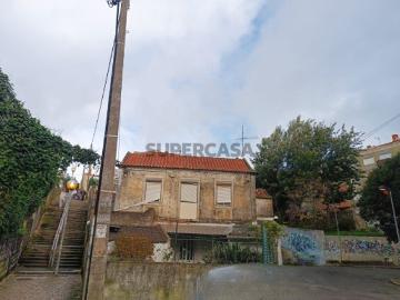 Terreno de dois lotes contíguos com Moradias em ruínas em Agualva Cacém
