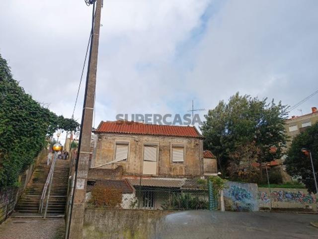 Terreno de dois lotes contíguos com Moradias em ruínas em Agualva Cacém