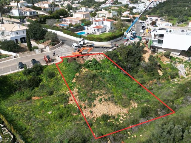 Terreno de Excelência com Projeto para Deslumbrante Moradia de Dois Andares | Localização Privilegiada em Carvoeiro