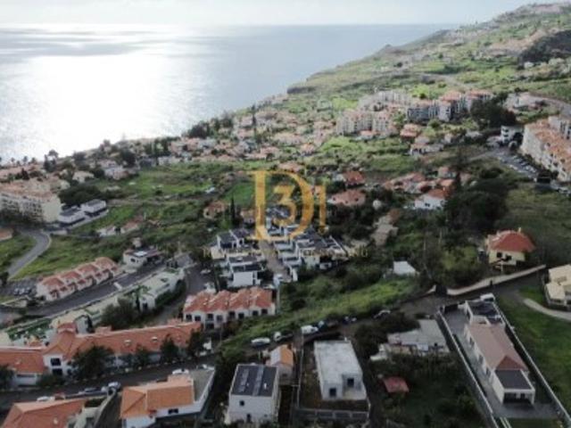 Terreno de excelência com vista mar no Caniço de Baixo