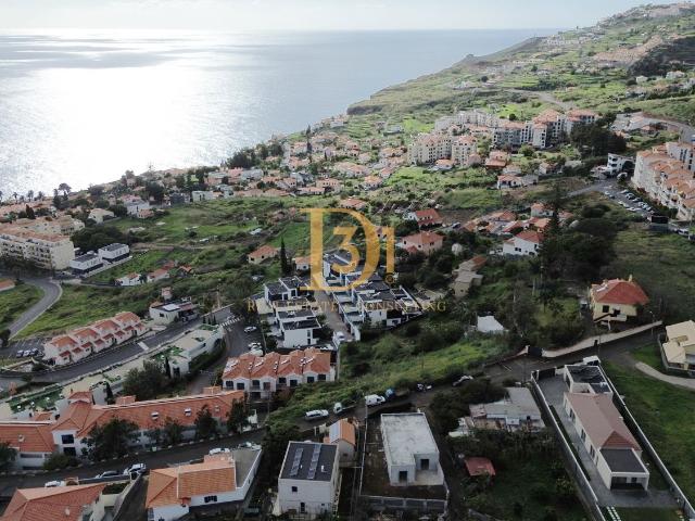 Terreno de excelência com vista mar no Caniço de Baixo