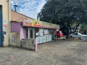 Terreno de esquina com 300 metros quadrados junto ao porto seco