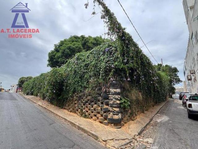 Terreno de esquina com 730 m² Centro