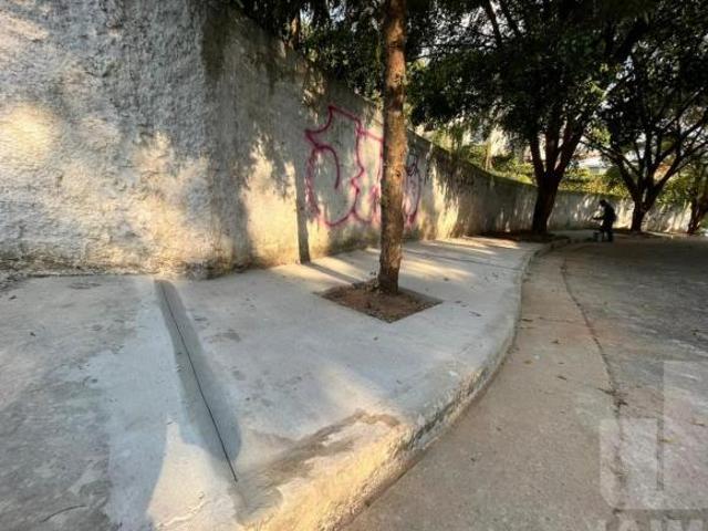 Terreno de esquina em Alto de Pinheiros