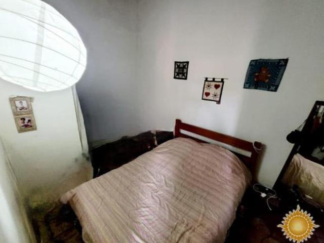 Terreno de esquina no Itaguá, com uma casinha simples !