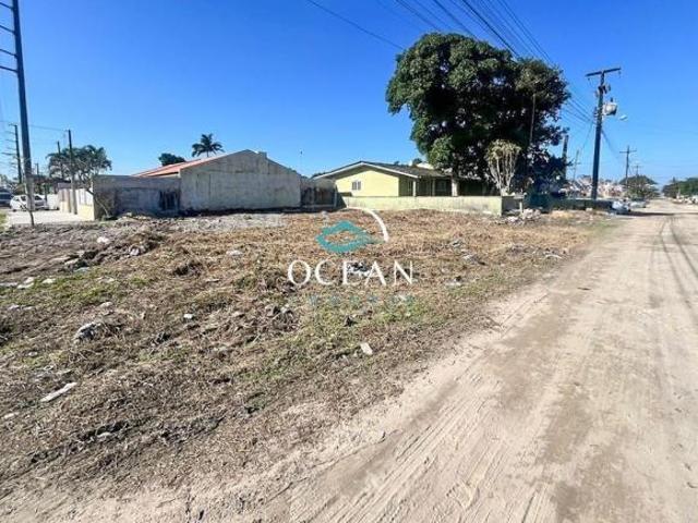 Terreno de esquina próximo ao mar