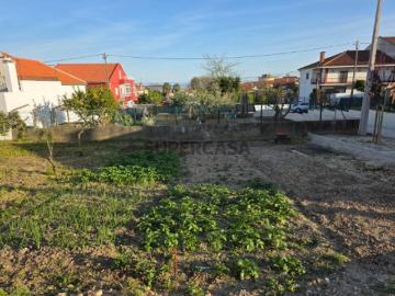 Terreno de gaveto urbano com 215 m², legalizado na Portela da Azóia