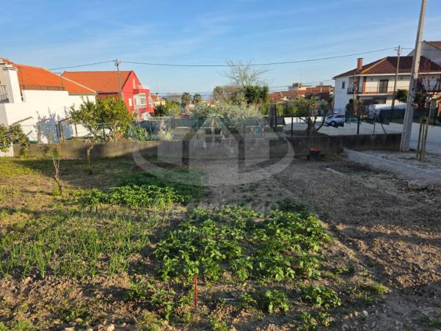 Terreno de gaveto urbano com 215 m², legalizado na Portela da Azóia