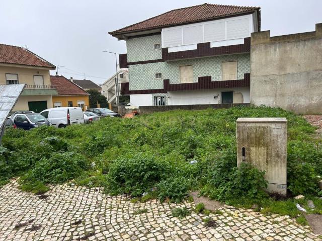 Terreno de Gaveto com 271 m² na Avenida Principal de Casal de Cambra
