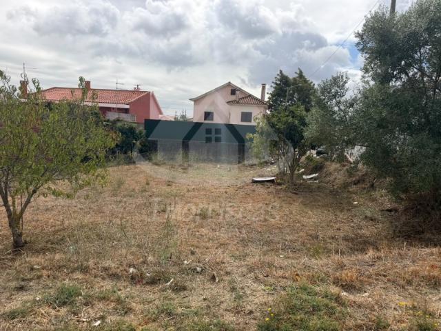 Terreno de gaveto em fase de legalização com 300 m² na Portela da Azóia