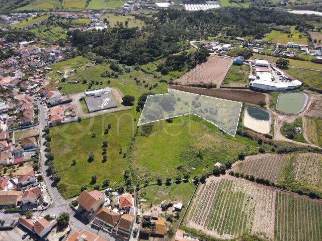 Terreno de 0,87ha em Loures, onde se admite a realização de 'edificações de apoio à atividade agrícola'