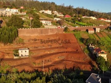 Terreno de 1620 m2 com ruína na Calheta