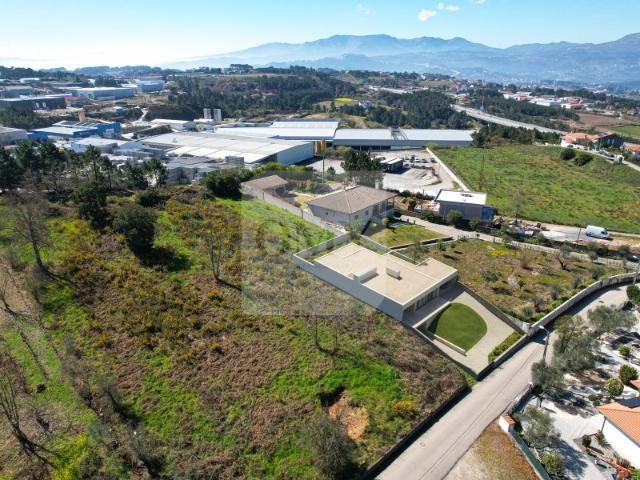 Terreno de 1669,23 m2 c/ Licença de Construção p/ 1 Moradia Geminada