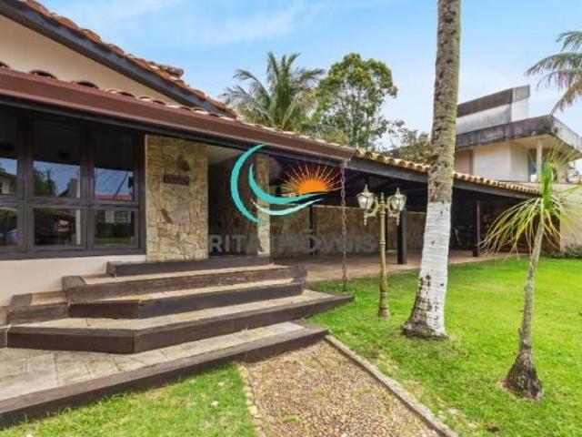 Terreno de 1230m2 em condominio fechado é o destaque dessa casa! Sobrado em Condominio fechado com p
