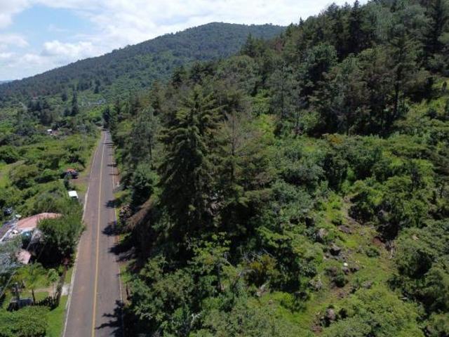 Terreno de 13,890 m2 en la Riviera del Lago de Pátzcuaro, sobre carretera, con vista al Lago