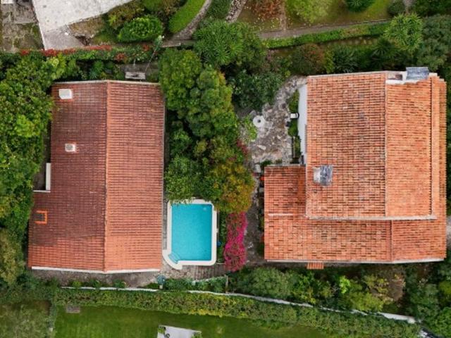 Conjunto de duas moradias autónomas, com piscina, em Caxias