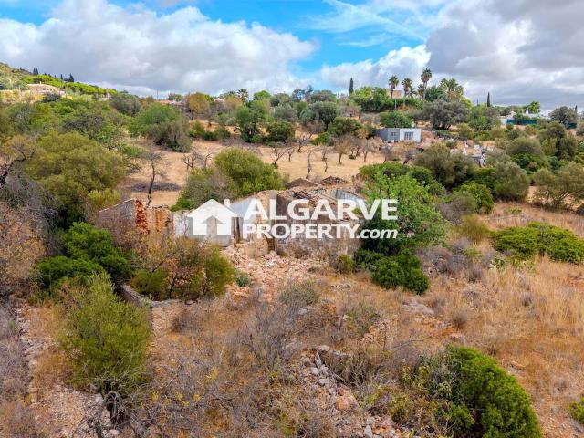 Terreno de 1.400 m² em Santa Bárbara de Nexe com viabilidade de construção